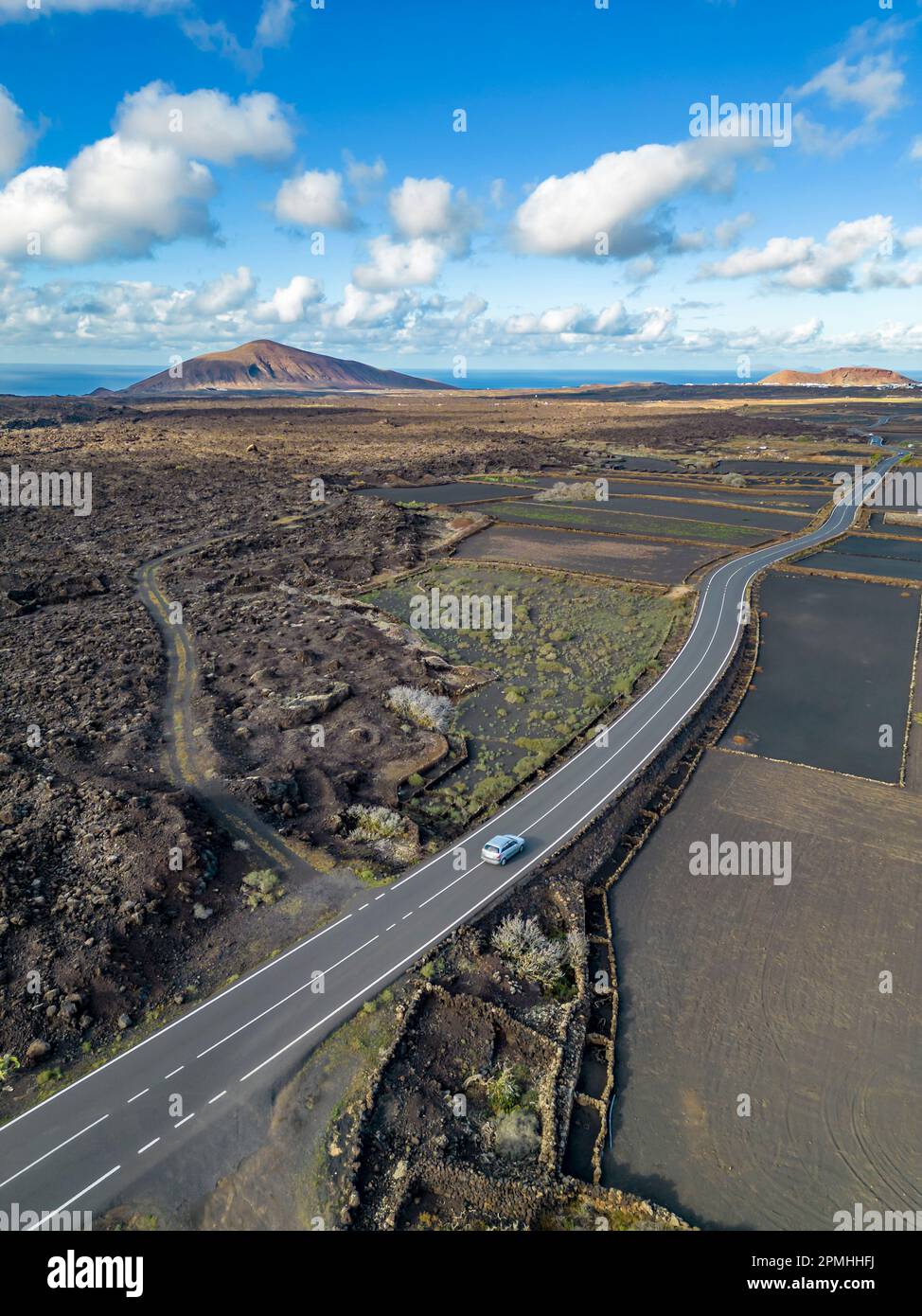 Luftaufnahme der Straße durch vulkanische Landschaft, Timanfaya-Nationalpark, Lanzarote, Las Palmas, Kanarische Inseln, Spanien, Atlantik, Europa Stockfoto