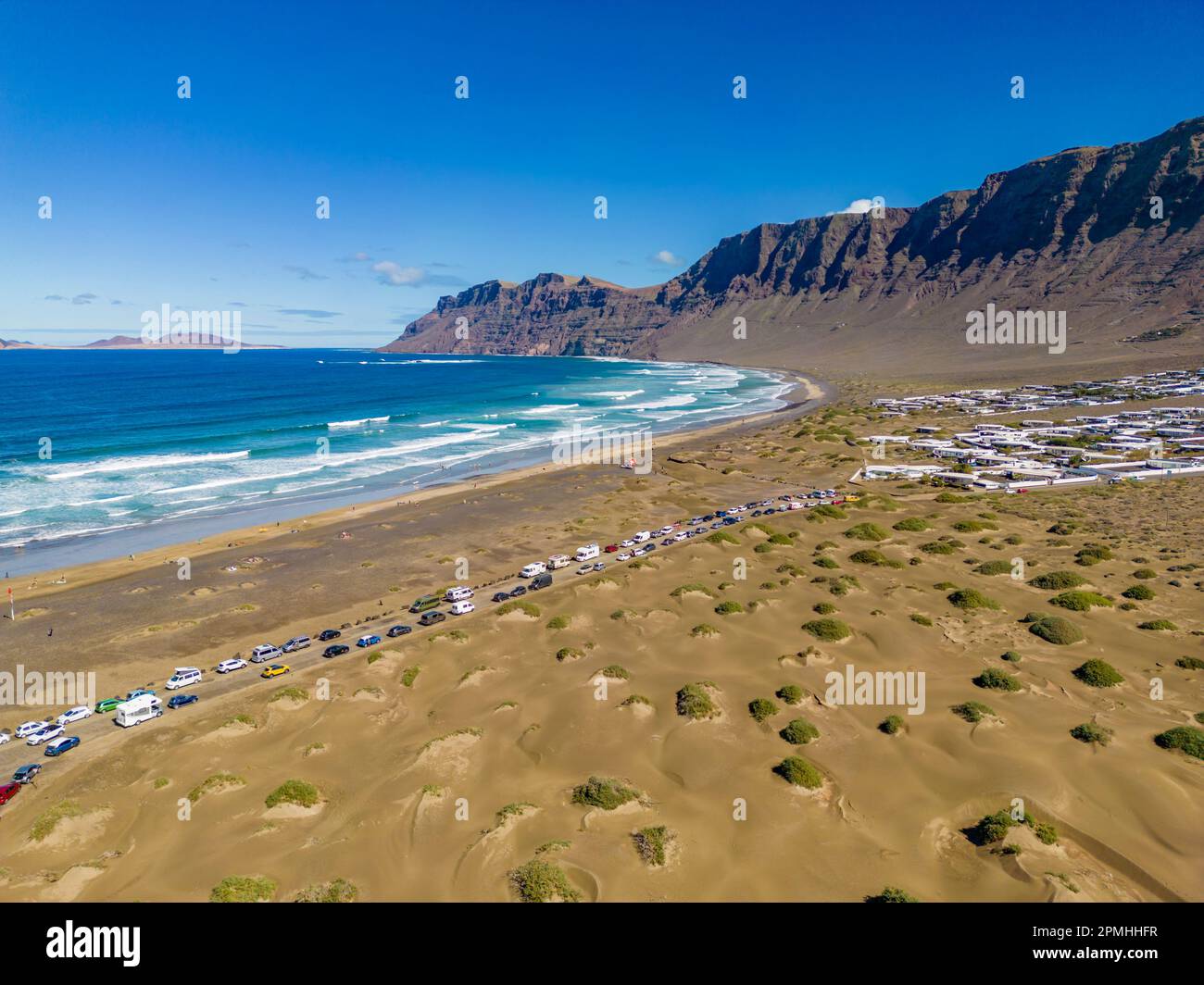Blick aus der Vogelperspektive auf den Strand von Playa Famara, Caleta de Famara, Lanzarote, Las Palmas, Kanarische Inseln, Spanien, Atlantik, Europa Stockfoto