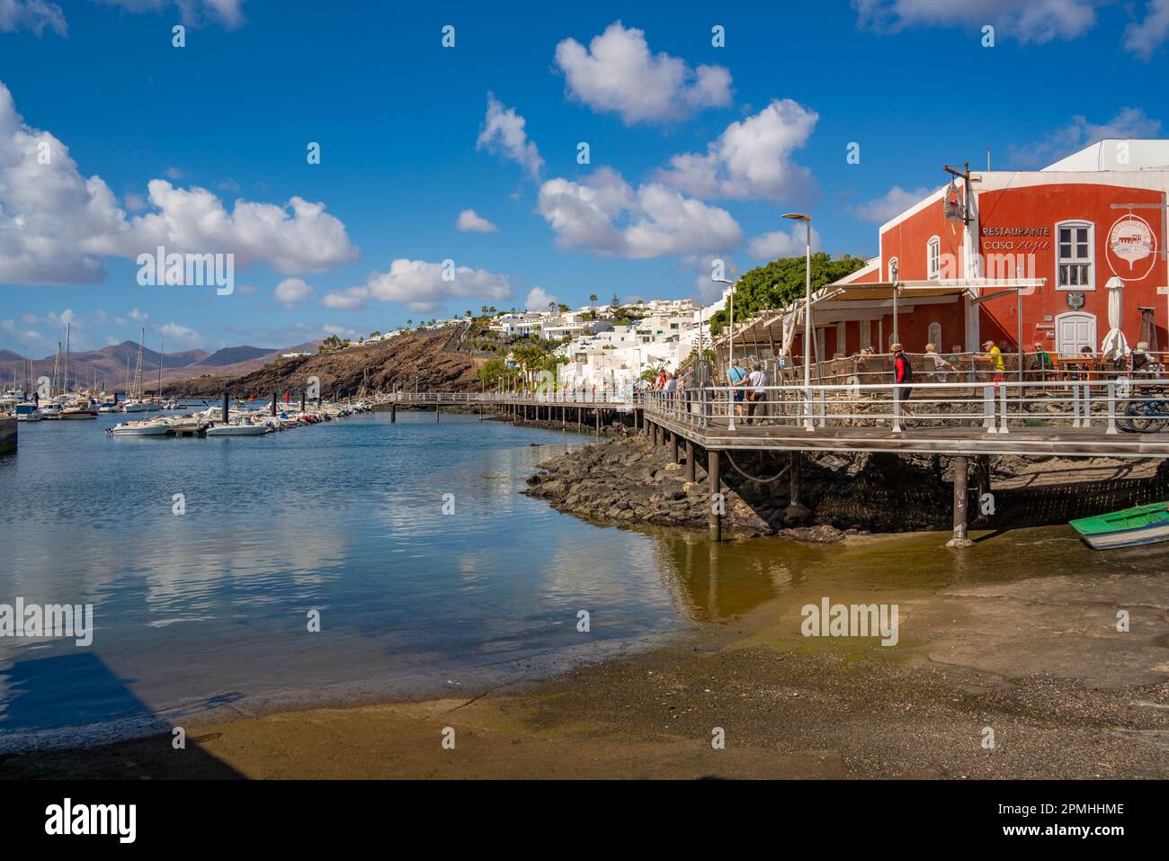 Blick auf das Restaurant mit Blick auf den Hafen, Puerto del Carmen, Lanzarote, Las Palmas, Kanarische Inseln, Spanien, Atlantik, Europa Stockfoto