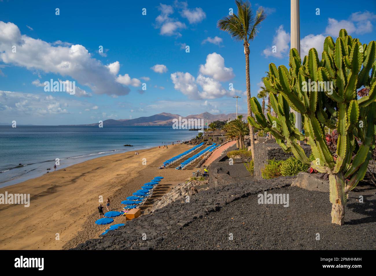 Blick auf Playa Grande Strand und Atlantik, Puerto del Carmen, Lanzarote, Las Palmas, Kanarische Inseln, Spanien, Atlantik, Europa Stockfoto