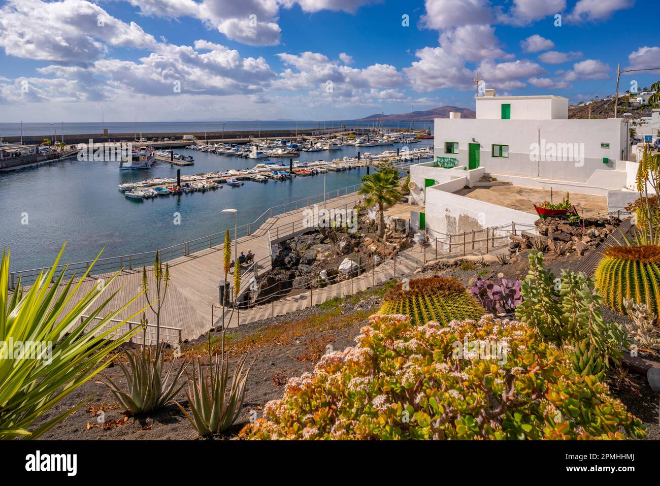 Blick auf den Hafen von oben, Puerto del Carmen, Lanzarote, Las Palmas, Kanarische Inseln, Spanien, Atlantik, Europa Stockfoto
