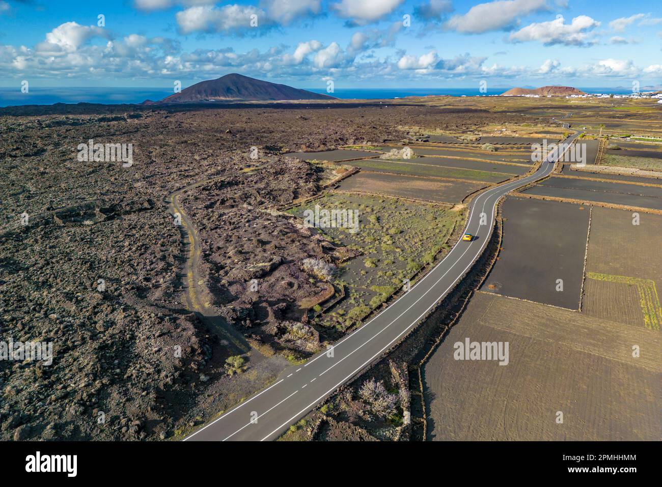 Luftaufnahme der Straße durch vulkanische Landschaft, Timanfaya-Nationalpark, Lanzarote, Las Palmas, Kanarische Inseln, Spanien, Atlantik, Europa Stockfoto