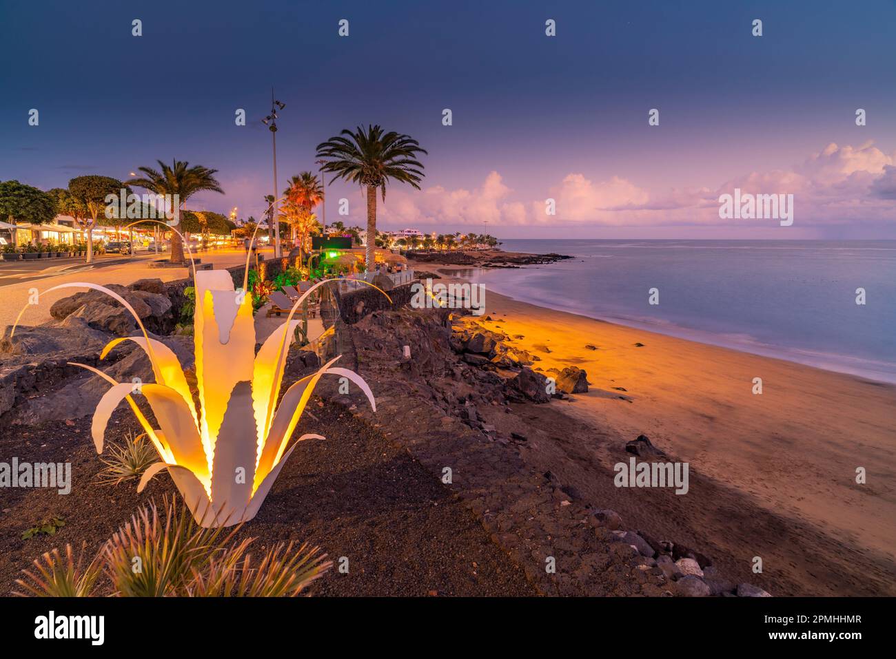 Blick auf Playa Grande in der Dämmerung, Puerto Carmen, Lanzarote, Las Palmas, Kanarische Inseln, Spanien, Atlantik, Europa Stockfoto