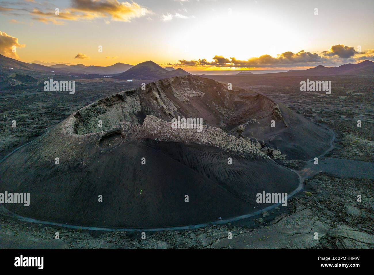 Luftaufnahme des Vulkans El Cuervo bei Sonnenuntergang, Timanfaya-Nationalpark, Lanzarote, Las Palmas, Kanarische Inseln, Spanien, Atlantik, Europa Stockfoto