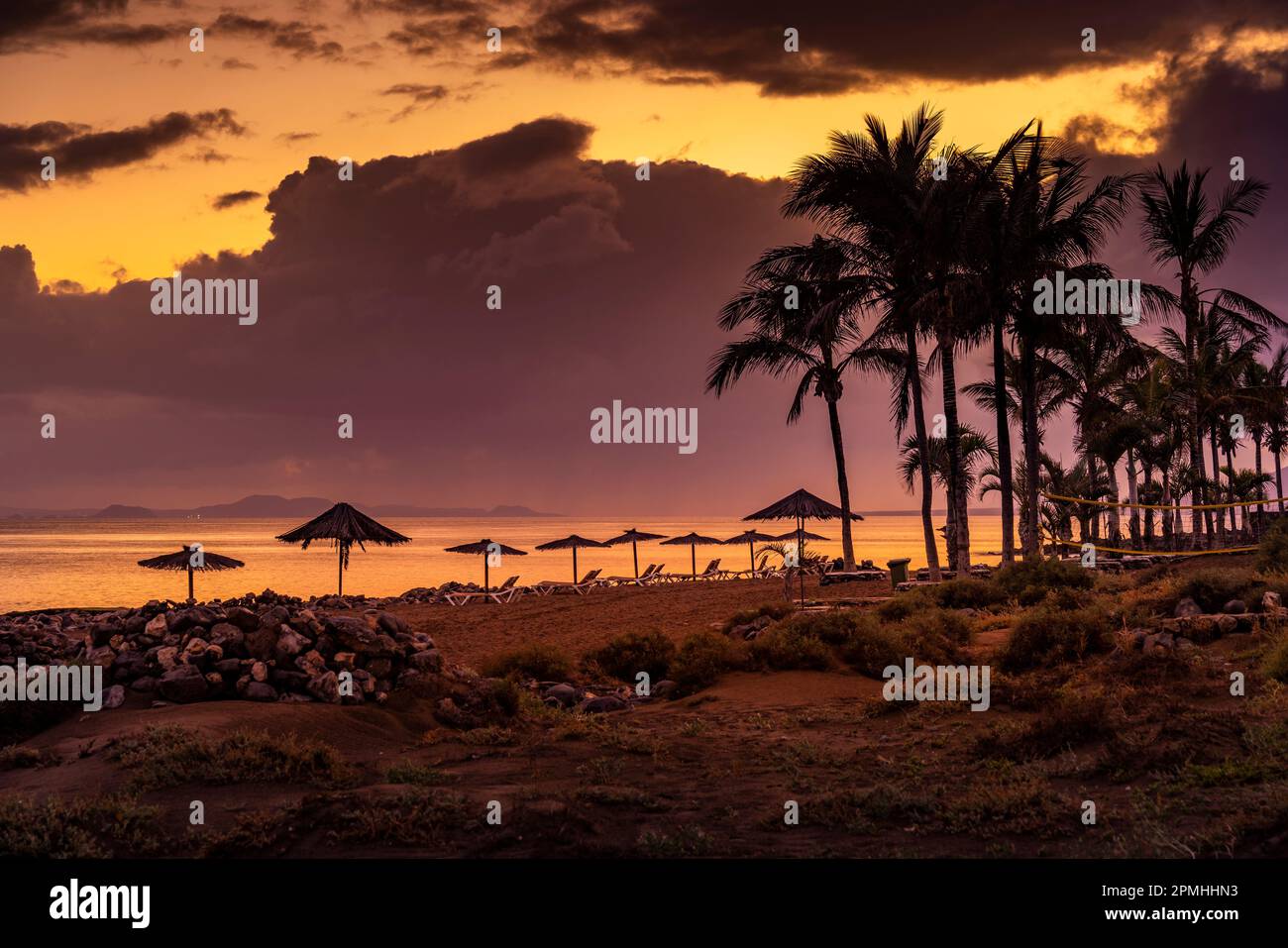Blick auf Playa de los Pocillos Beach bei Sonnenuntergang, Puerto del Carmen, Lanzarote, Las Palmas, Kanarische Inseln, Spanien, Atlantik, Europa Stockfoto