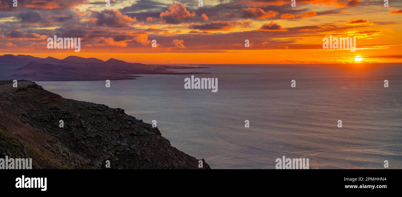 Blick auf Küste, Sonnenuntergang und Atlantik von Mirador del Rio, Lanzarote, Las Palmas, Kanarische Inseln, Spanien, Atlantik, Europa Stockfoto