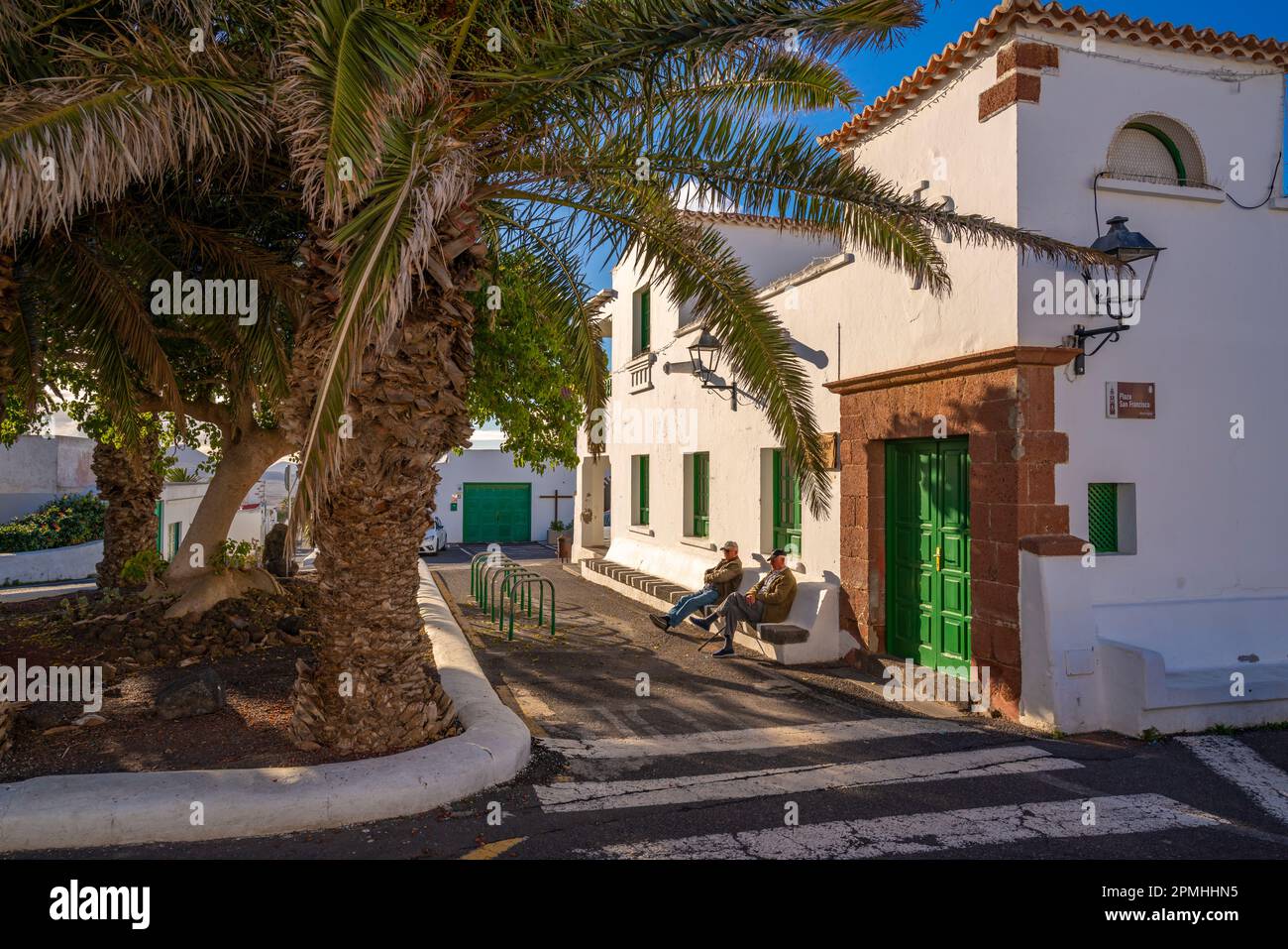Blick auf die Einheimischen und Architektur, Teguise, Lanzarote, Las Palmas, Kanarische Inseln, Spanien, Atlantik, Europa Stockfoto