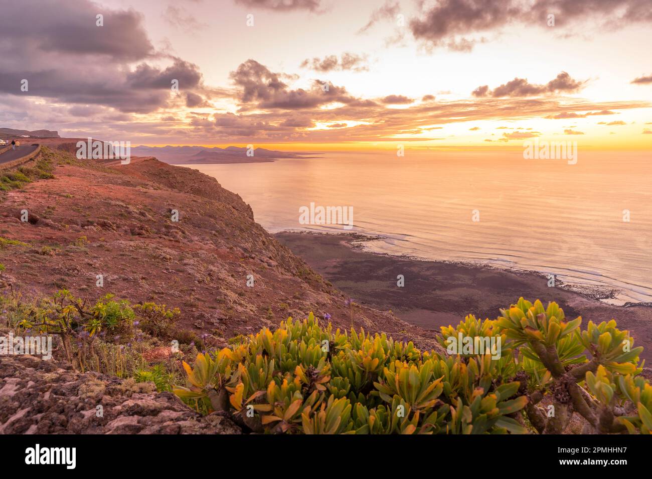 Blick auf Küste, Sonnenuntergang und Atlantik von Mirador del Rio, Lanzarote, Las Palmas, Kanarische Inseln, Spanien, Atlantik, Europa Stockfoto