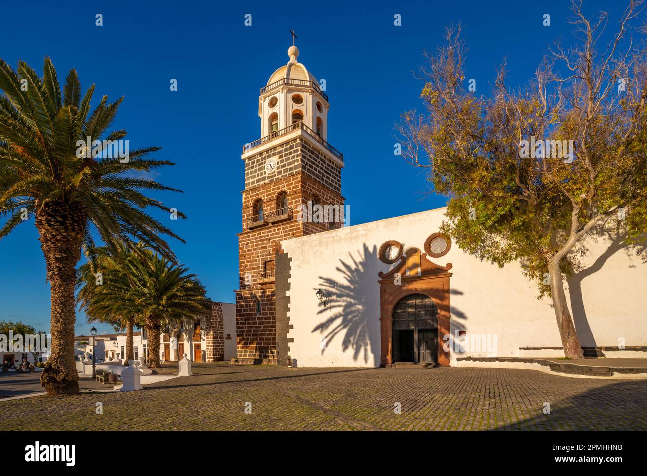 Blick auf Parroquia de Nuestra Senora de Guadalupe de Teguise, Teguise, Lanzarote, Las Palmas, Kanarische Inseln, Spanien, Atlantik, Europa Stockfoto