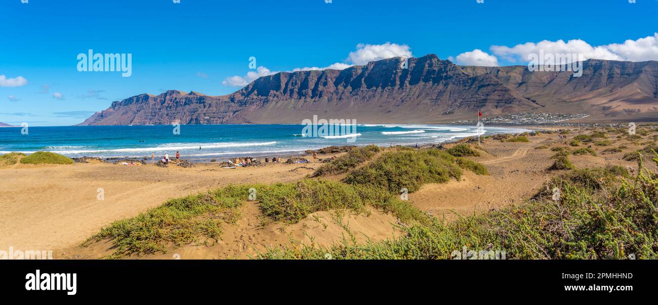 Blick auf die Landschaft und den Strand Playa de Famara, Caleta de Famara, Caleta de Famara, Lanzarote, Las Palmas, Kanarische Inseln, Spanien, Atlantik, Europa Stockfoto