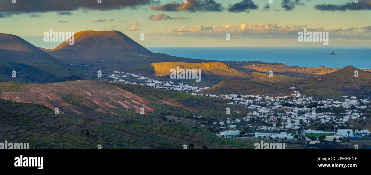 Blick auf Landschaft, Vulkan La Corona und Maguez bei Sonnenuntergang, Maguez, Lanzarote, Las Palmas, Kanarische Inseln, Spanien, Atlantik, Europa Stockfoto