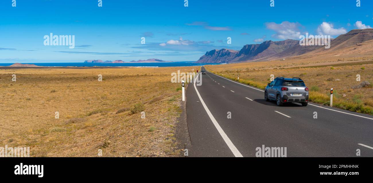 Blick auf Landschaft und Straße in Richtung Caleta de Famara, Caleta de Famara, Lanzarote, Las Palmas, Kanarische Inseln, Spanien, Atlantik, Europa Stockfoto