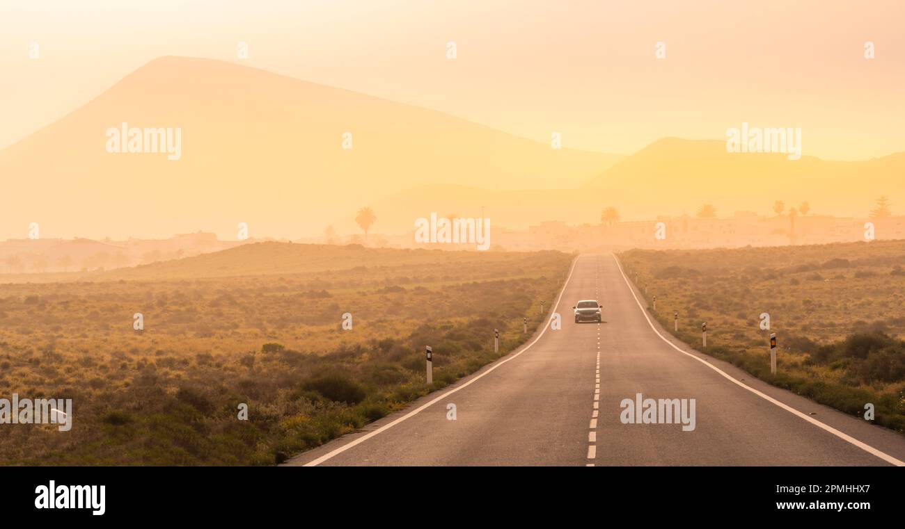 Blick auf die Straße und Tinajo im Hintergrund, Tinajo, Lanzarote, Las Palmas, Kanarische Inseln, Spanien, Atlantik, Europa Stockfoto