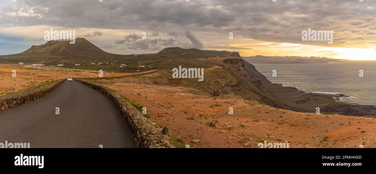 Blick auf Landschaft und Vulkan La Corona bei Sonnenuntergang, Maguez, Lanzarote, Las Palmas, Kanarische Inseln, Spanien, Atlantik, Europa Stockfoto
