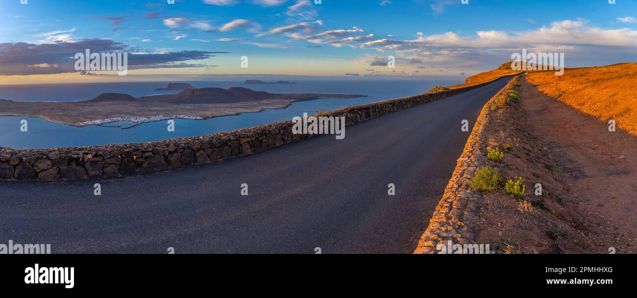 Blick auf die Straße und die Insel La Graciosa von Mirador del Rio bei Sonnenuntergang, Lanzarote, Las Palmas, Kanarische Inseln, Spanien, Atlantik, Europa Stockfoto