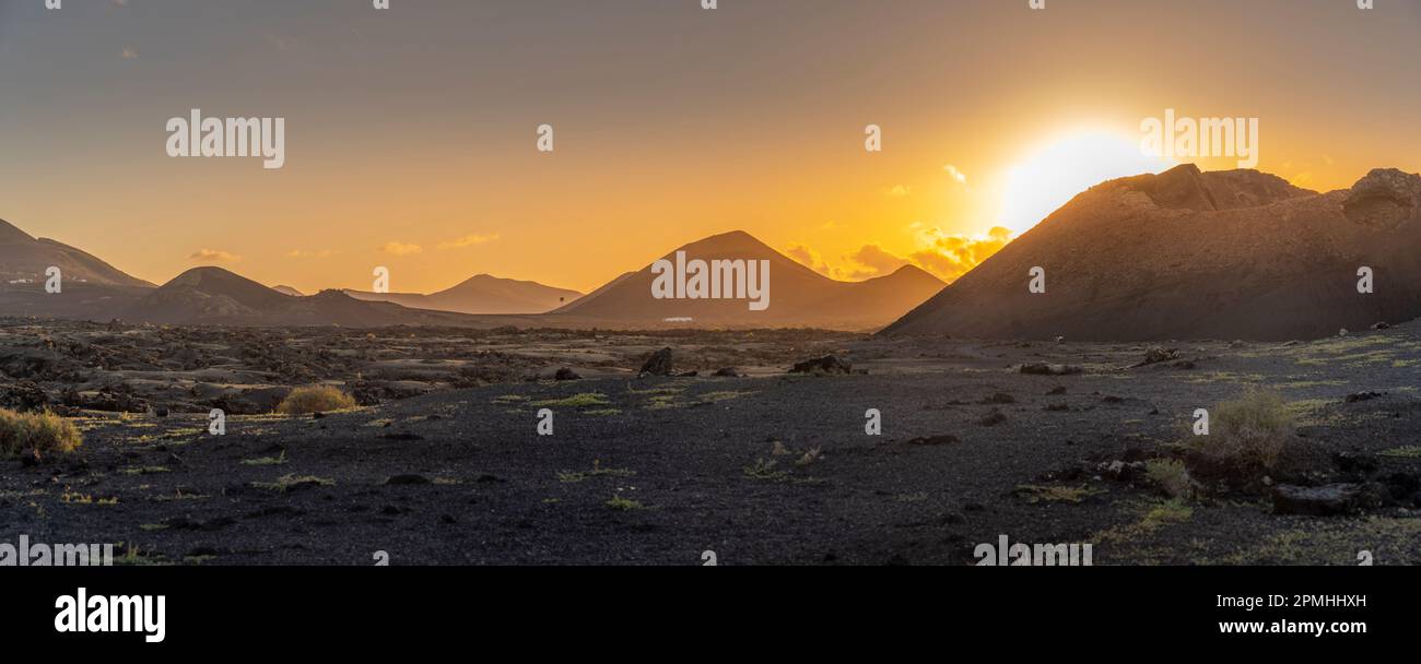 Blick auf den Vulkan El Cuervo im Nationalpark Timanfaya bei Sonnenuntergang, Lanzarote, Las Palmas, Kanarische Inseln, Spanien, Atlantik, Europa Stockfoto