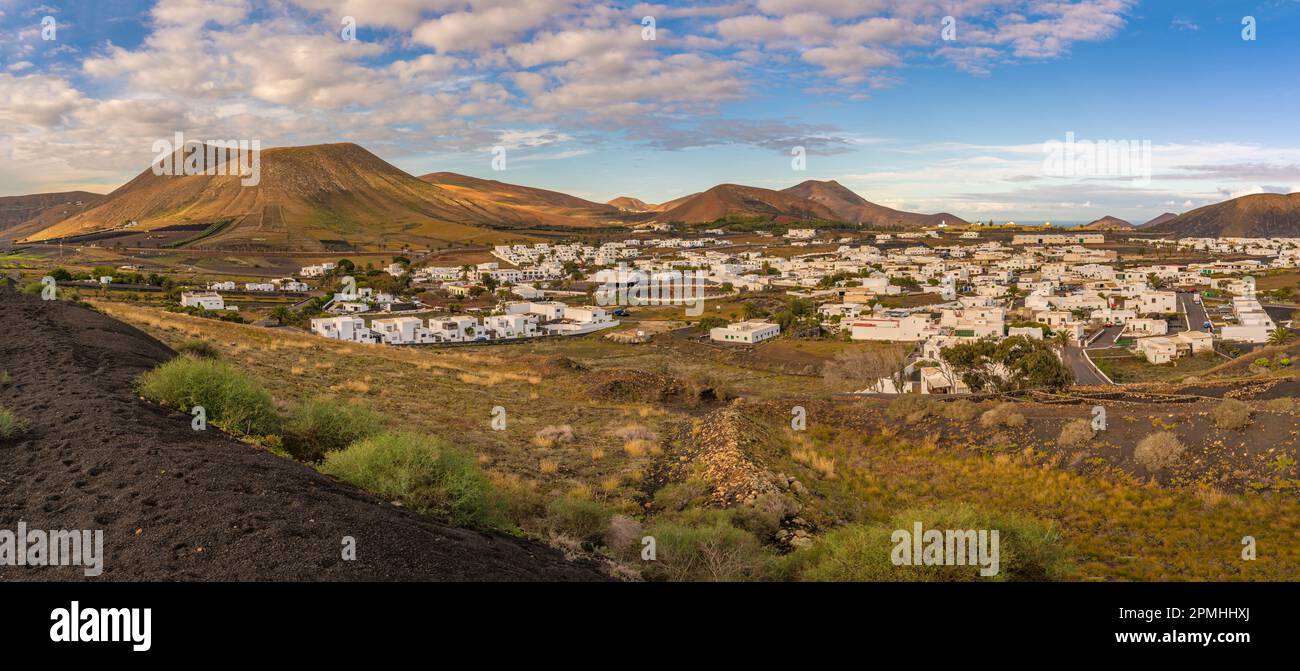 Blick auf die Landschaft und das Dorf Uga, Uga, Lanzarote, Las Palmas, Kanarische Inseln, Spanien, Atlantik, Europa Stockfoto
