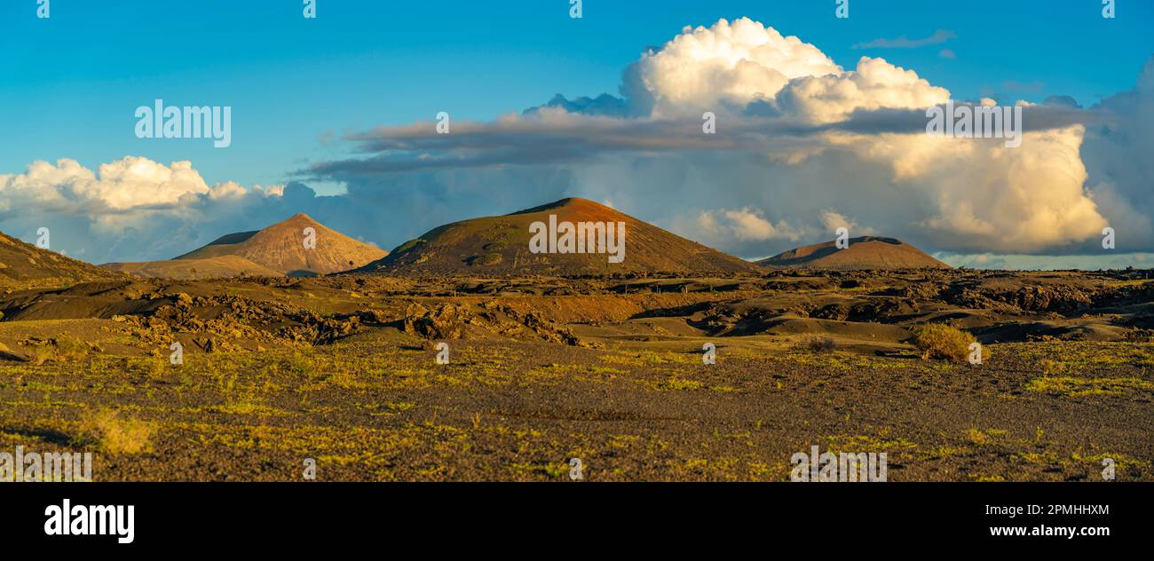 Blick auf die vulkanische Landschaft im Nationalpark Timanfaya bei Sonnenuntergang, Lanzarote, Las Palmas, Kanarische Inseln, Spanien, Atlantik, Europa Stockfoto