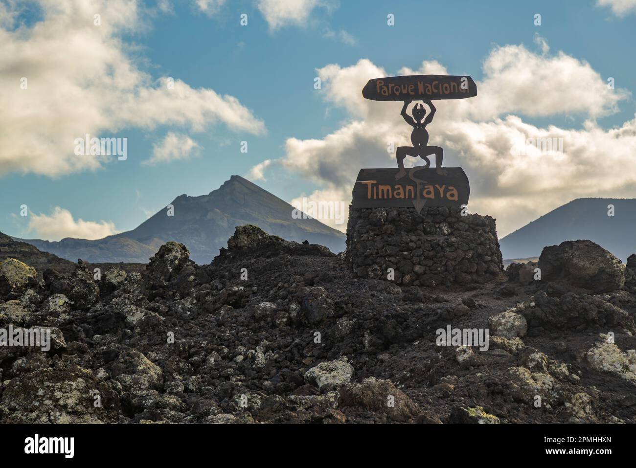 Blick auf das Schild am Eingang zum Nationalpark Timanfaya, Lanzarote, Las Palmas, Kanarische Inseln, Spanien, Atlantik, Europa Stockfoto