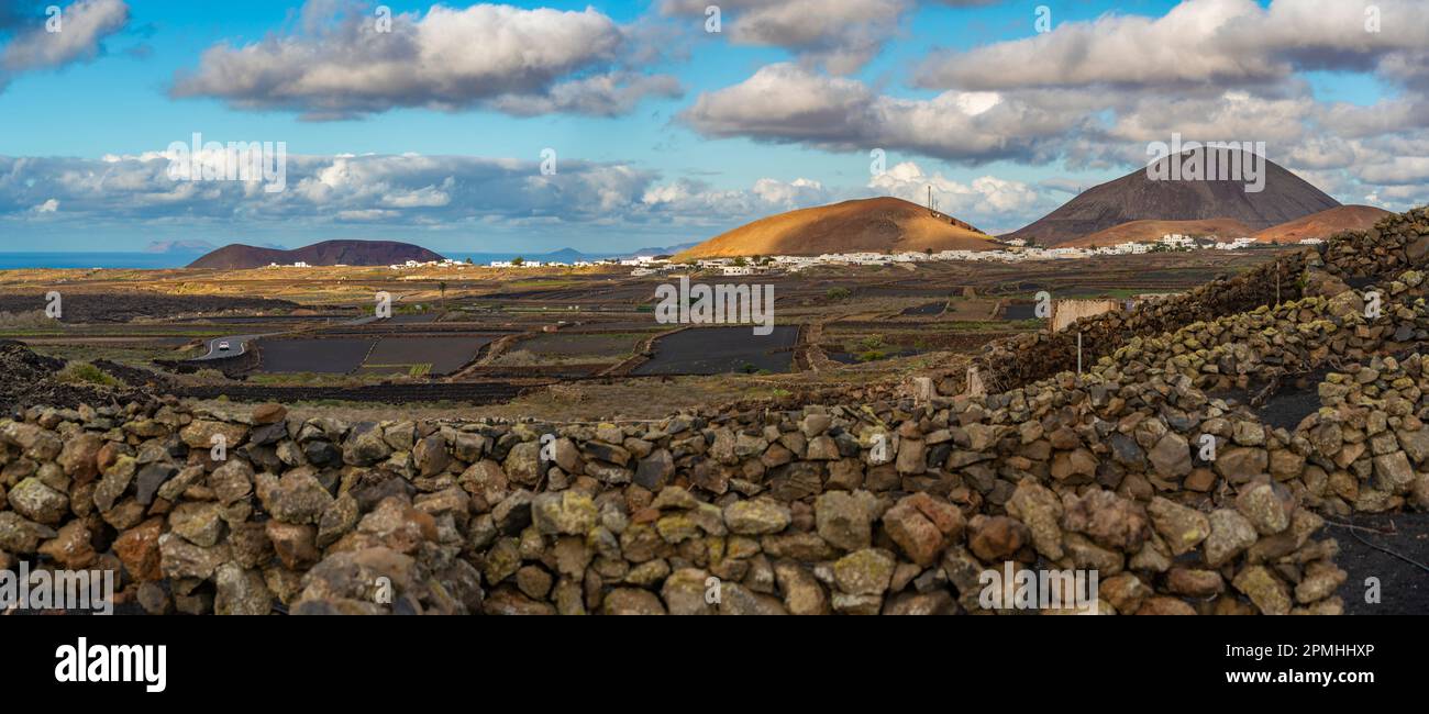 Blick auf die vulkanische Landschaft im Nationalpark Timanfaya, Lanzarote, Las Palmas, Kanarische Inseln, Spanien, Atlantik, Europa Stockfoto
