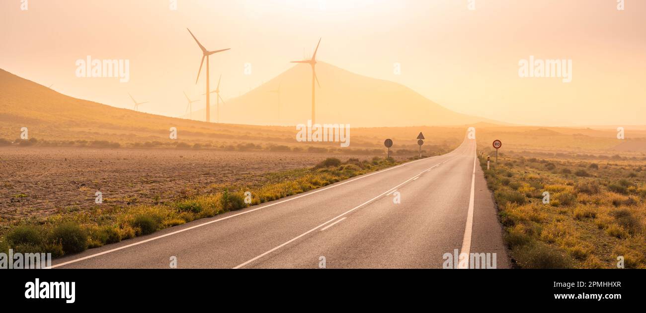 Blick auf Windturbinen und Landschaft in der Nähe von Tinajo, Tinajo, Lanzarote, Las Palmas, Kanarischen Inseln, Spanien, Atlantik, Europa Stockfoto