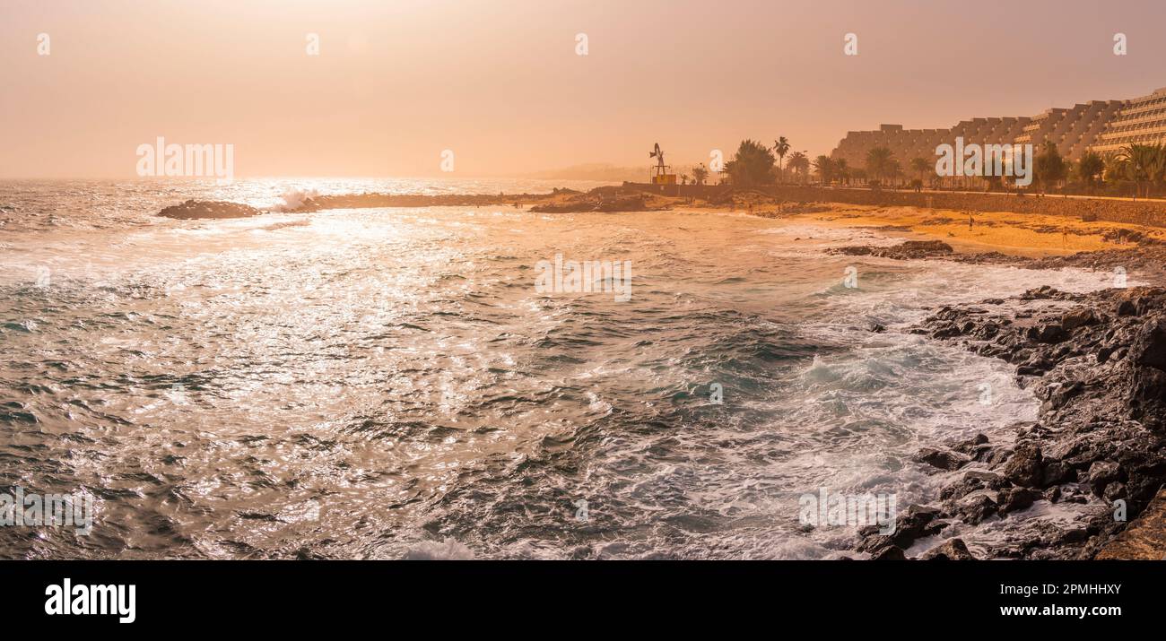 Blick auf Playa del Jablillo, Costa Teguise, Lanzarote, Las Palmas, Kanarische Inseln, Spanien, Atlantik, Europa Stockfoto