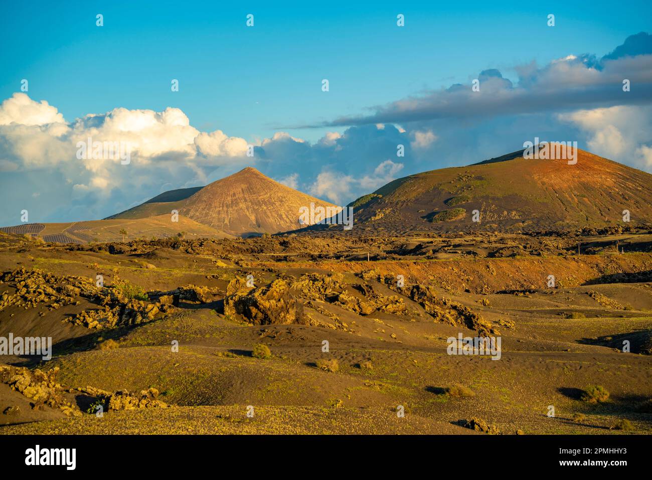Blick auf die vulkanische Landschaft im Nationalpark Timanfaya bei Sonnenuntergang, Lanzarote, Las Palmas, Kanarische Inseln, Spanien, Atlantik, Europa Stockfoto
