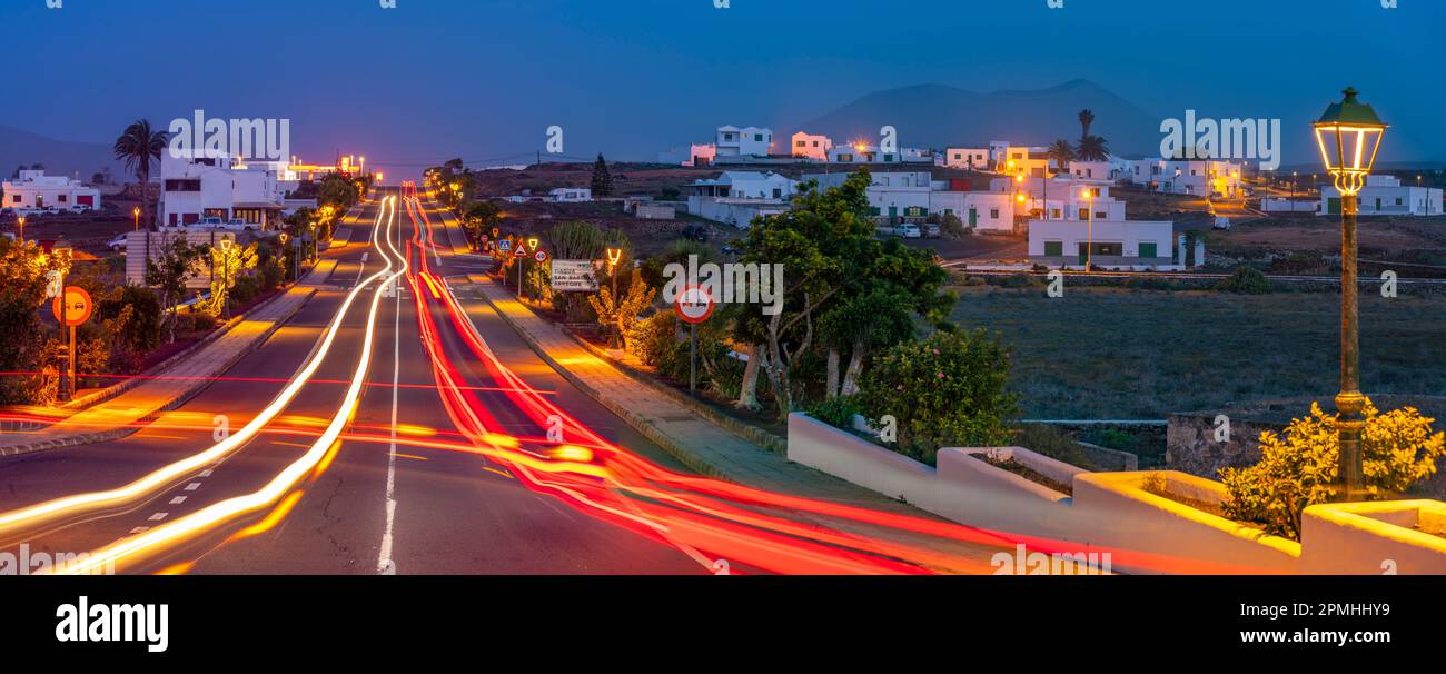 Blick auf die Lichter der Pfade durch die Stadt Tinajo in der Dämmerung, Tinajo, Lanzarote, Las Palmas, Kanarische Inseln, Spanien, Atlantik, Europa Stockfoto