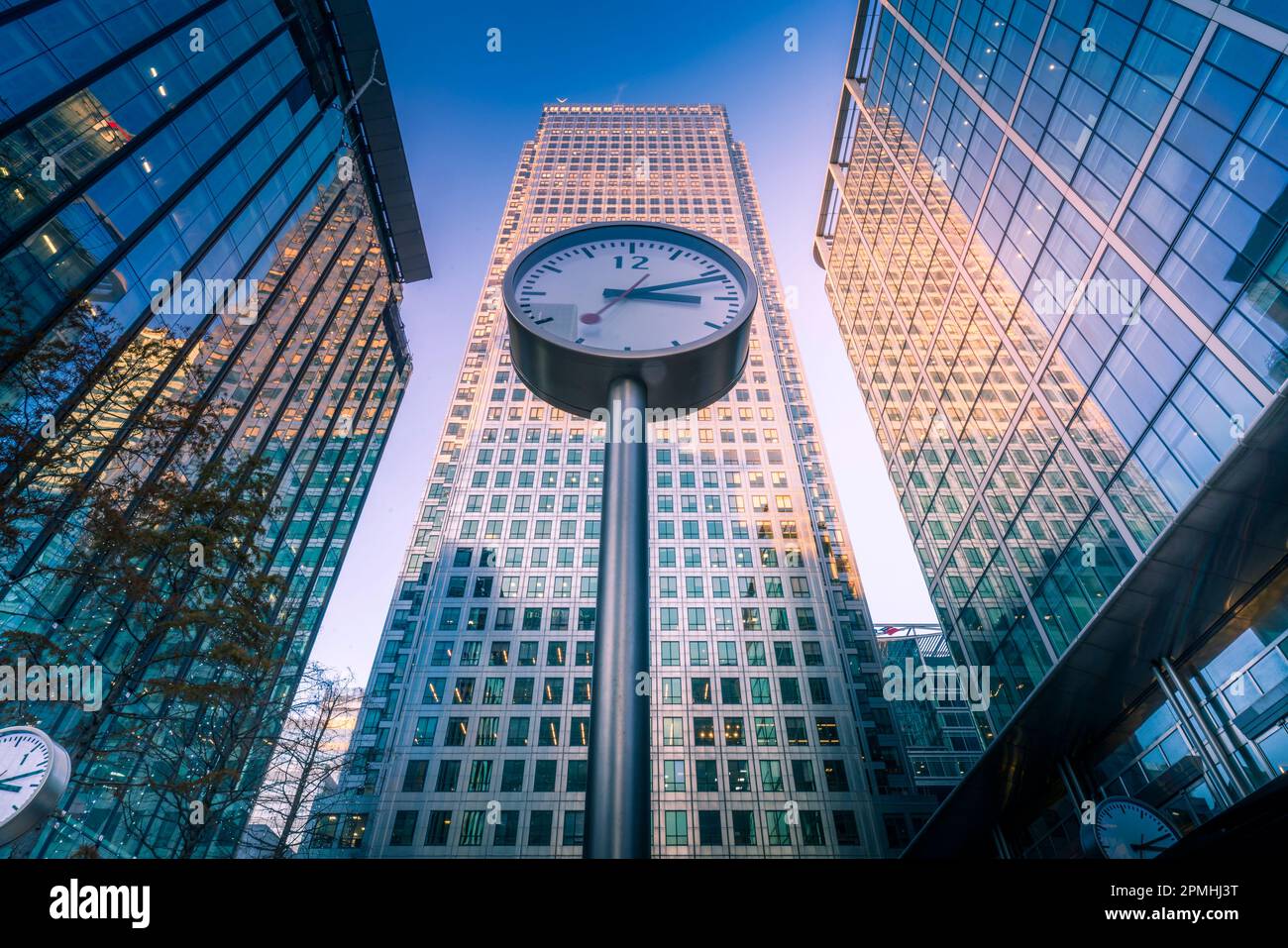 Blick auf Canary Wharf hohe Gebäude bei Sonnenuntergang, Docklands, London, England, Großbritannien, Europa Stockfoto