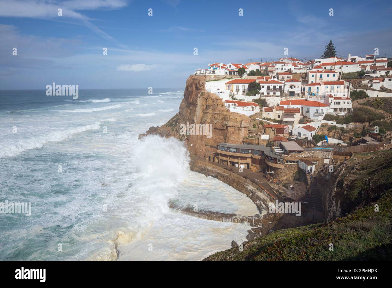 Atlantikwellen brechen unter den Klippen von Azenhas do Mar an der Westküste, Azenhas do Mar, Lissabon Region, Portugal, Europa Stockfoto