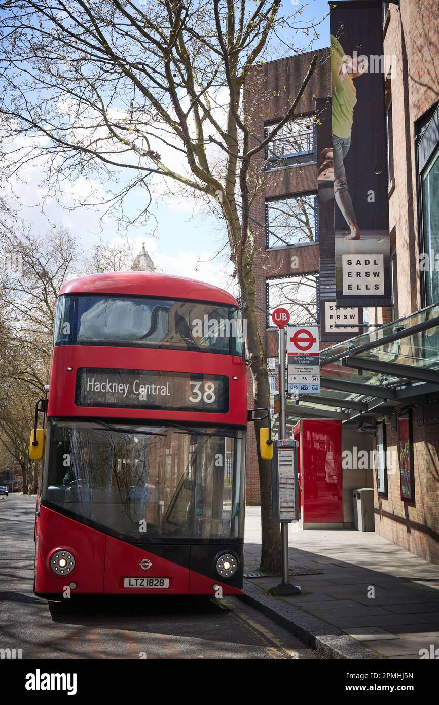 Der New Routemaster Doppeldeckerbus Nr. 38 vor dem Sadler's Wells Theatre, Angel, Islington, London, England, Vereinigtes Königreich. Stockfoto