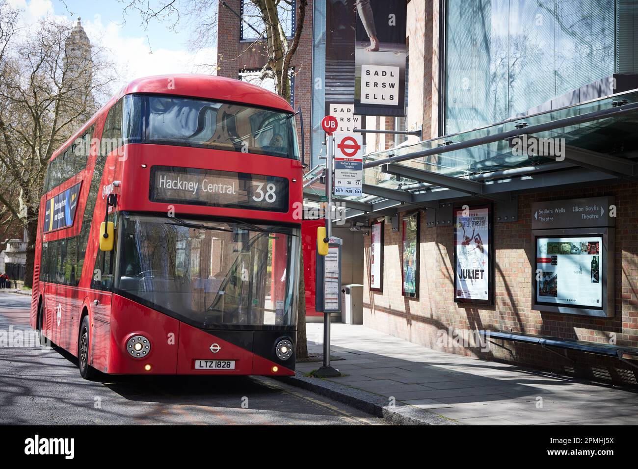 Der New Routemaster Doppeldeckerbus Nr. 38 vor dem Sadler's Wells Theatre, Angel, Islington, London, England, Vereinigtes Königreich. Stockfoto