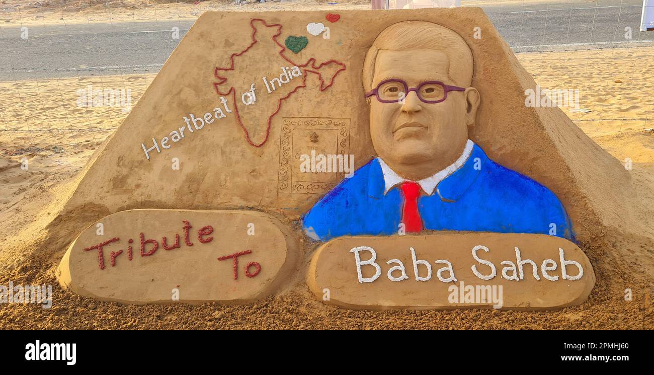 Pushkar, Rajasthan, Indien, 13. April 2023: Indischer Sandkünstler Ajay Rawat erstellt am Vorabend seines Geburtstags in Puschkar eine Sandskulptur von Babasaheb Bhimrao Ambedkar. Ambedkar Jayanti wird am 14. April gefeiert, um den Geburtstag von Dr. Bhimrao Ambedkar zu feiern, der auch als „Vater der indischen Verfassung“ in Erinnerung ist. Ambedkar war ein indischer Jurist, Ökonom, Politiker und Sozialreformer, der die buddhistische Bewegung Dalit inspirierte. Kredit: Sumit Saraswat/Alamy Live News Stockfoto