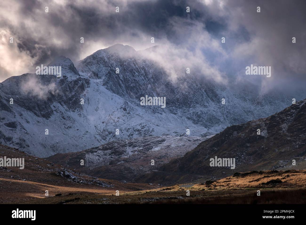 Wolken schwirren um Y Lliwedd, von Dyffryn Mymbyr aus gesehen im Winter, Eryri, Snowdonia National Park, Nordwales, Vereinigtes Königreich, Europa Stockfoto