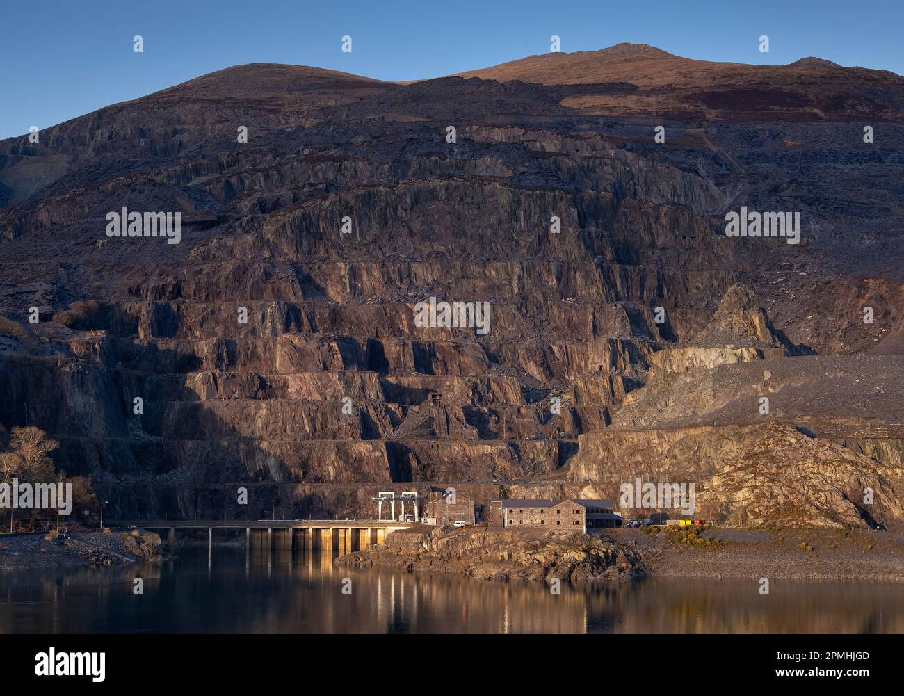 Kraftwerk Dinorwic (Dinorwig) und Steinbruch Dinorwic über Llyn Peris, Eryri, Snowdonia National Park, Nordwales, Vereinigtes Königreich; Europa Stockfoto