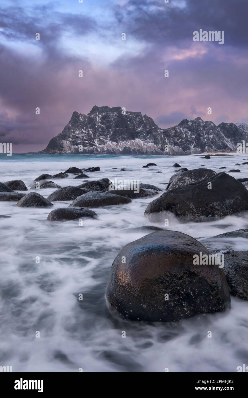 Uttakleiv Beach im Winter, Vestvagoya Island, Lofoten Islands, Norwegen, Skandinavien, Europa Stockfoto