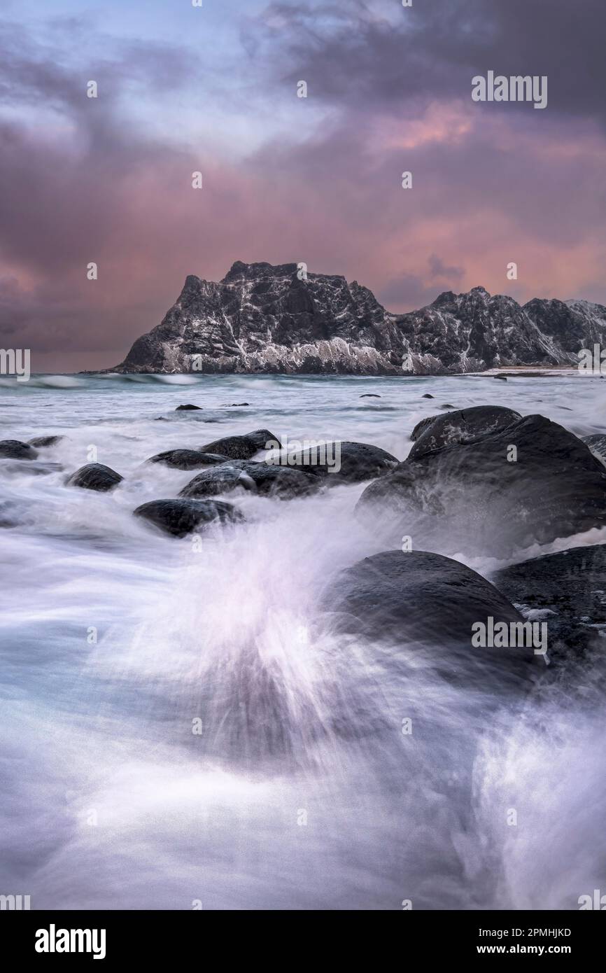 Uttakleiv Beach im Winter, Vestvagoy Island, Lofoten Islands, Norwegen, Skandinavien, Europa Stockfoto