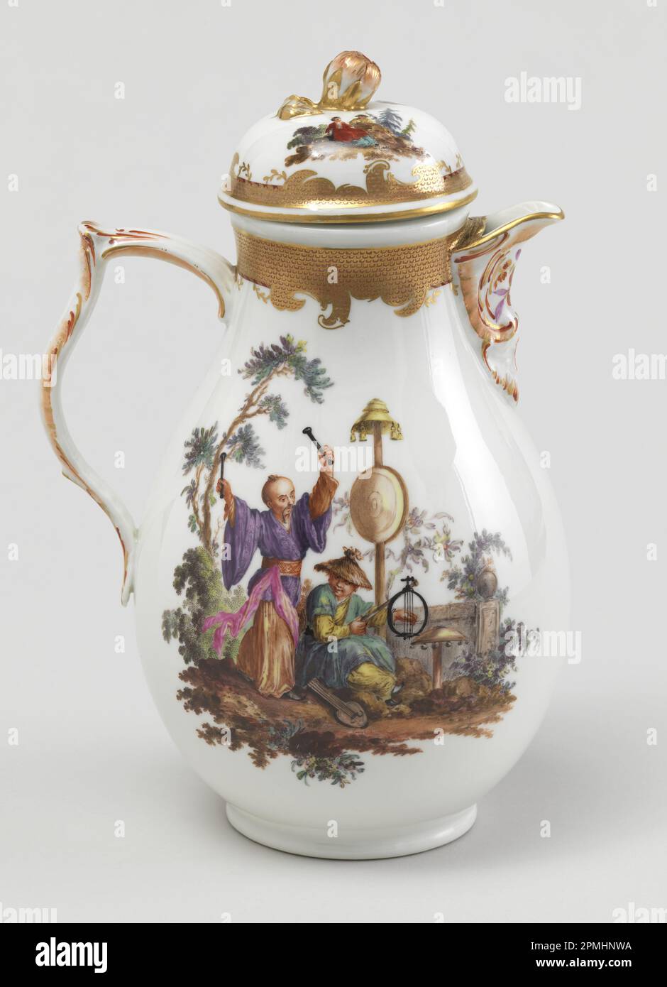 Kaffeekanne mit Chinoiserie Vignettes Coffeepot; hergestellt von Royal Porcelain Manufactory, Berlin (Deutschland); Stil von Jacques-Gabriel Huquier (Französisch, 1730 - 1805); Deutschland; Hartporzellan, glasiger Emaille, Gold Stockfoto