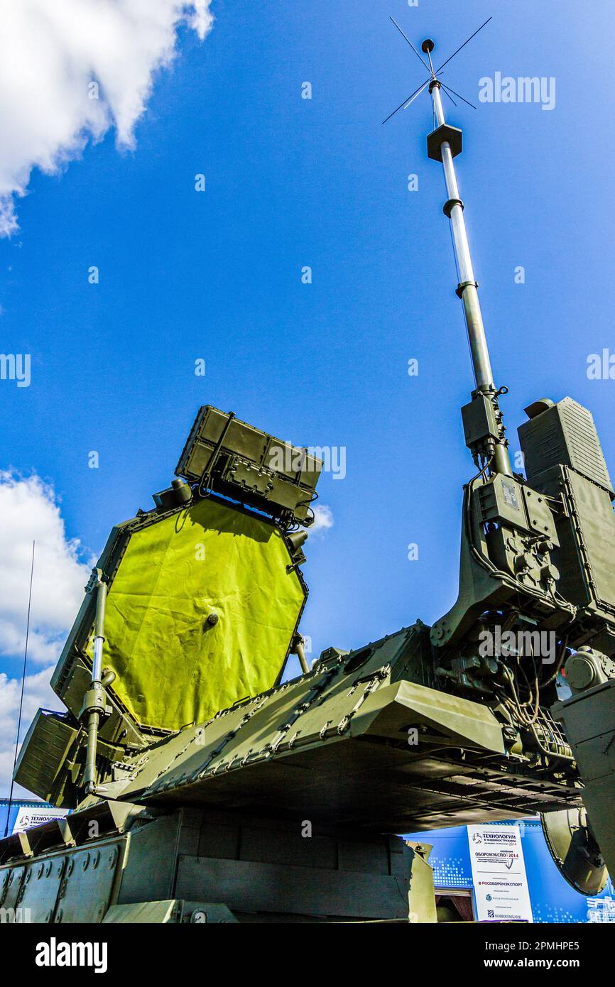 Mehrkanal-Raketenlenkstation 9S32ME von der S-300VM Antey-2500 der russischen Armee auf der Ausstellung in Zhukowsky Stockfoto