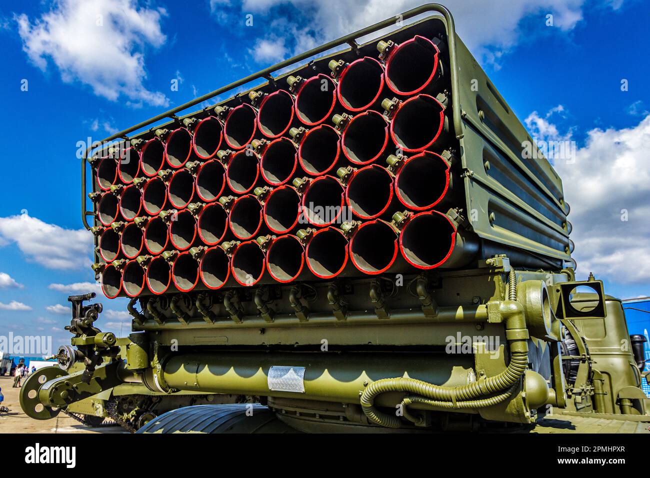 Abschussvorrichtung des BM-12 Grad Raketensystems der russischen Armee auf der Ausstellung in Zhukowsky Stockfoto