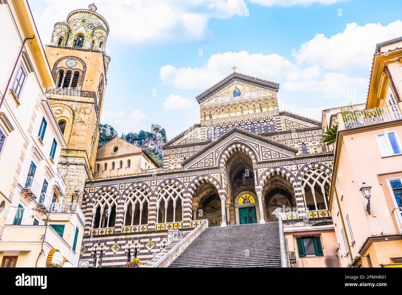 Wunderschöne Kathedrale von Amalfi auf der Piazza del Duomo, Amalfi, Italien. Stockfoto