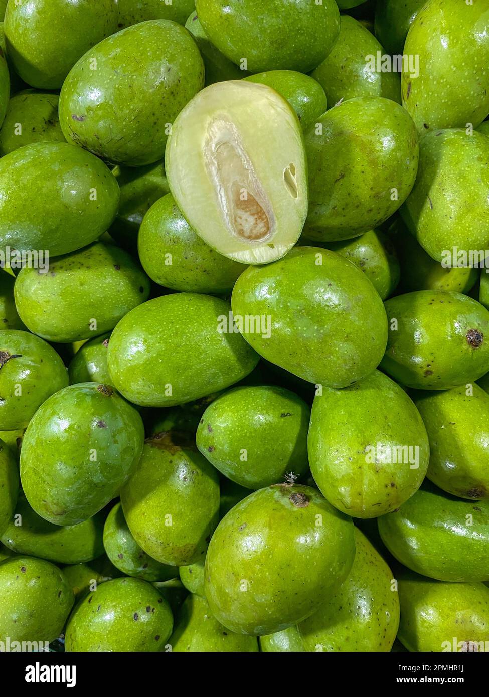 Nahaufnahme von oben grüne kleine Mango zum Verkauf auf dem Markt. Dieses Foto wurde aus Bangladesch gemacht. Stockfoto