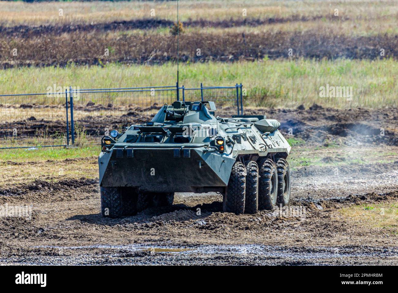 Kampfschiff BTR-80 der russischen Armee bei Demonstrationsvorführungen Stockfoto