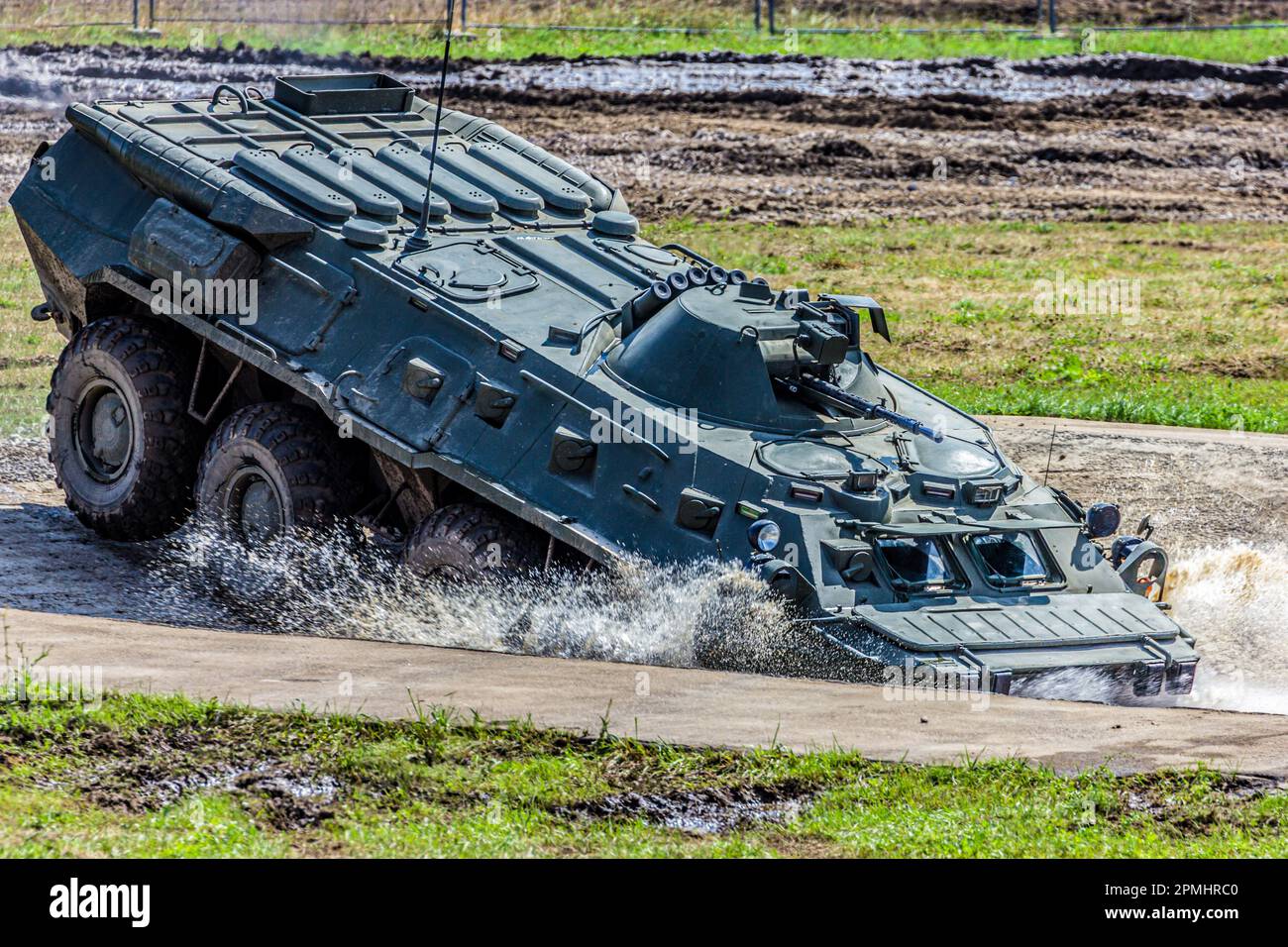 Kampfschiff BTR-80 der russischen Armee bei Demonstrationsvorführungen Stockfoto