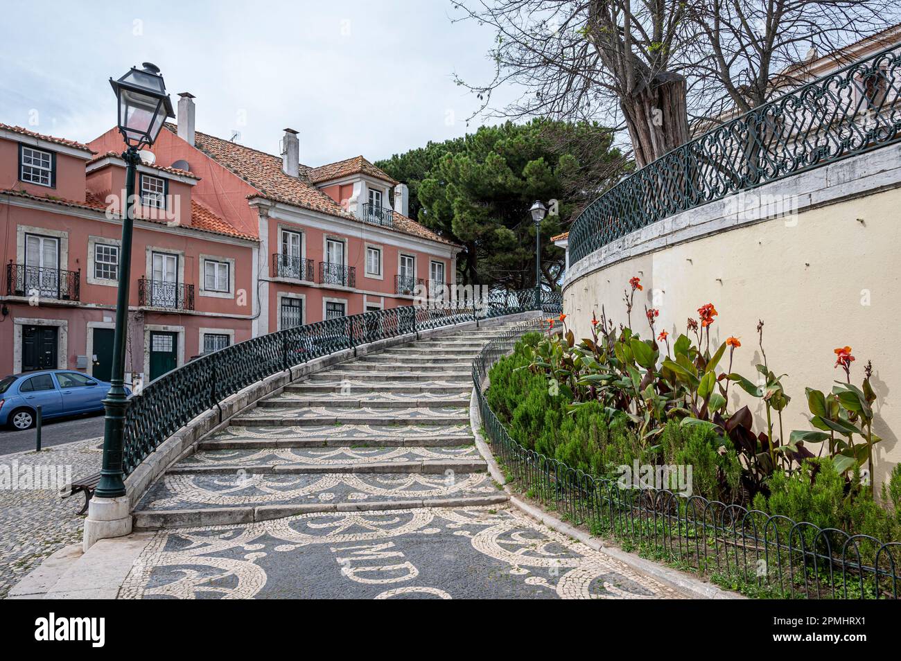 Treppen zum Graca Aussichtspunkt in Lissabon, Portugal. Reisen durch Portugal. Altstadt von Lissabon. Stockfoto