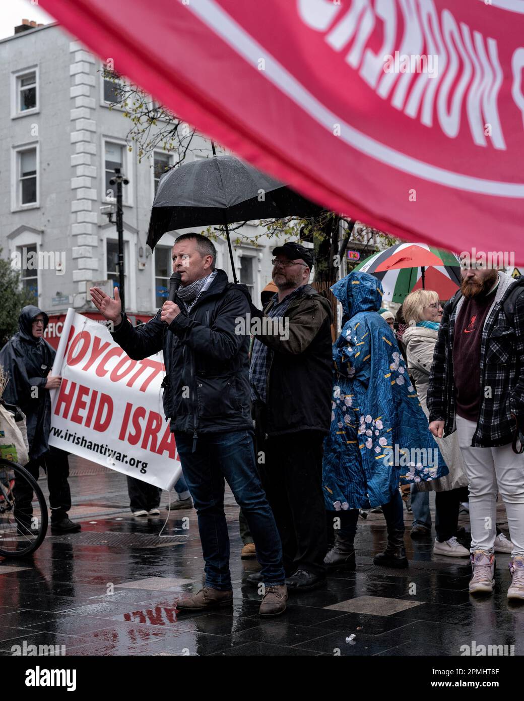 Richard Boyd Barrett von People Before Profit spricht während der Demonstration über ein Mikrofon. Demonstranten versammelten sich, um Bidens Besuch in Irland im Zentrum von Dublin abzulehnen, wo viele Organisationen und Gruppen zur Unterstützung teilnahmen, unter anderem Menschen vor dem Profit, die Irland-Palästina-Solidaritätskampagne, die irische Anti-Kriegs-Bewegung, die Kommunistische Partei Irlands und die Connolly-Jugendbewegung. Der Protest umfasste einige Redner, einer davon war Richard Boyd Barrett von People before Profit. (Foto: Natalia Campos/SOPA Images/Sipa USA) Stockfoto