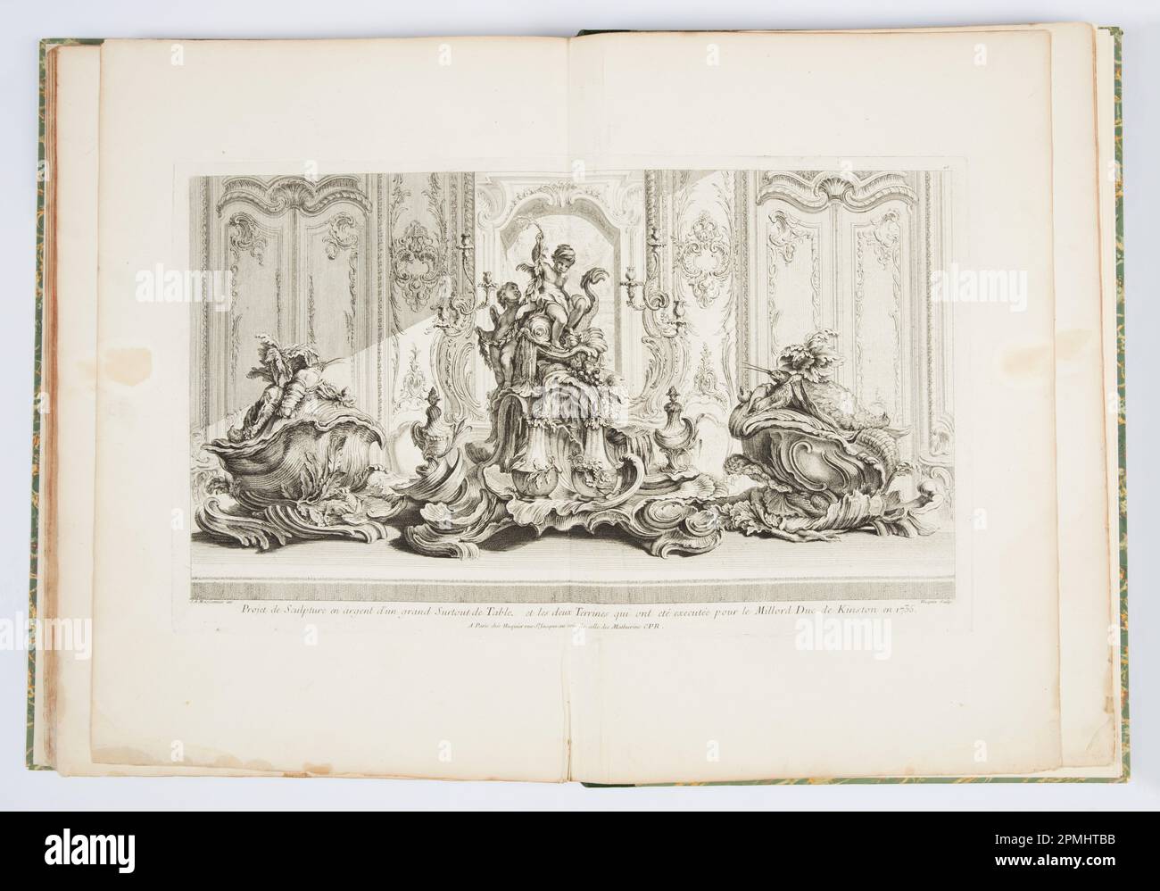 Print, Projet de Sculpture en Argent d'un Grand Surtout de Table et les Deux terrines...Executée pour Millord Kinston (sic) en 1735 (Design für das Mittelstück und zwei Schächte für den Herzog von Kingston im Jahr 1735) Platte 115 in Œuvre de Juste-Aurèle Meissonnier; entworfen von Juste-Aurèle Meissonnier, 1695, Frankreich, 1750. Geätzt von Gabriel Huquier (Französisch, 1695–1772); Frankreich; Ätzen auf weißem, gefärbtem Papier; geöffnet: 61 x 88,9 x 5,1 cm (24 x 35 x 2 Zoll) Platemark: 38,1 x 64,1 cm (15 Zoll X 25 1/4 Zoll) Stockfoto