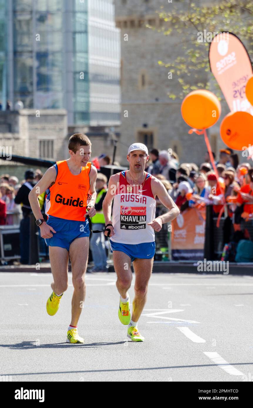 Igor Khavlin nimmt am London Marathon 2014 Teil und durchquert Tower Hill in der Nähe des Tower of London, Großbritannien. Russischer Sehbehinderter Stockfoto