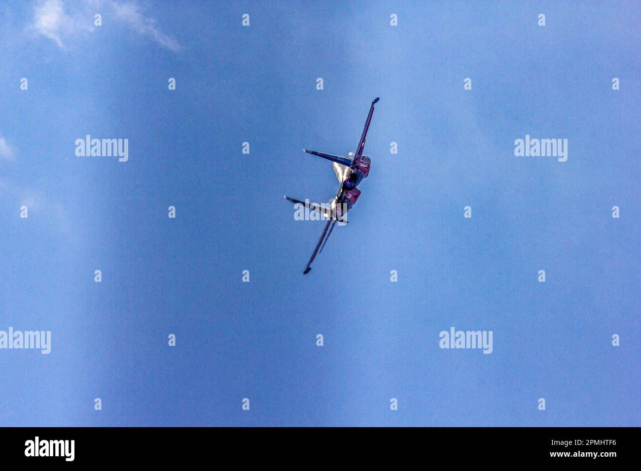 Das fliegende Laborflugzeug Su-30LL führt einen Vorführflug auf der Flugschau in Zhukowsky durch Stockfoto