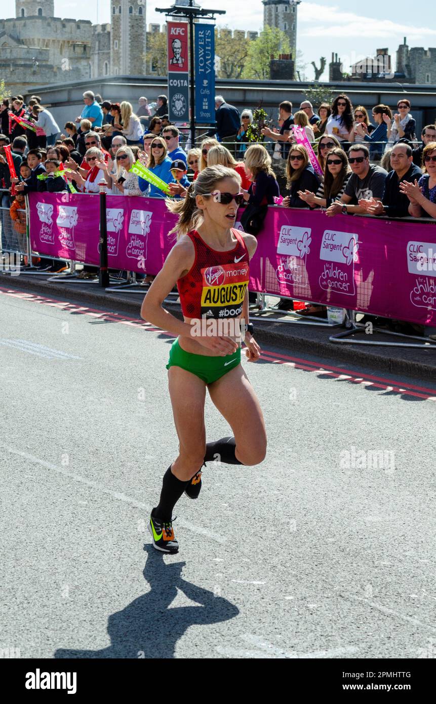 Jéssica Augusto nimmt am London Marathon 2014 Teil und durchquert Tower Hill in der Nähe des Tower of London, Großbritannien. Unterstützung durch Menschenmenge Stockfoto